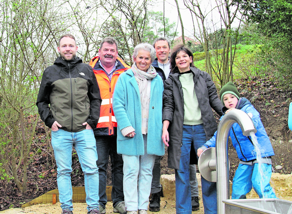 Stolzes Posieren vor der Wasserpumpe: (v.l.) Benjamin Kobler, Projektleiter Raum und Umwelt, Rolf Stegmüller, Leiter Werkhof, Jeanne Locher-Polier, Gemeindepräsidentin, Martin Gubler, Bauleiter, und Ursula Lüscher, Gemeinderätin.Fotos: Florin Bürgler

