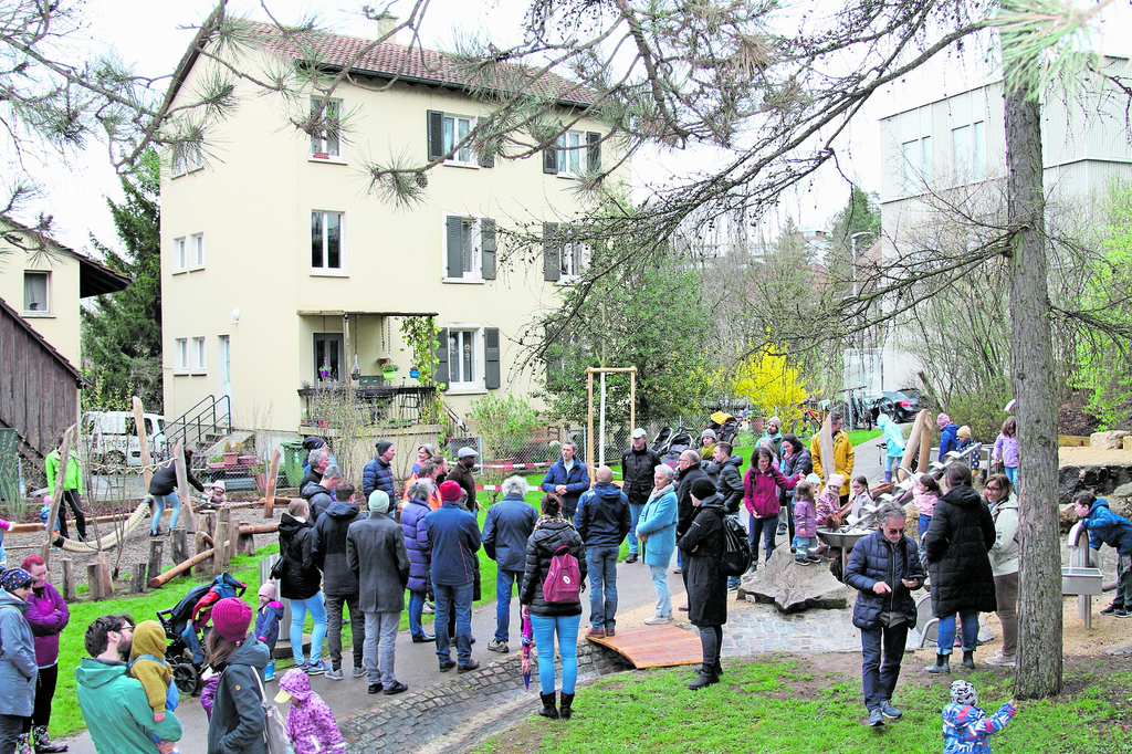 Trotzten dem regnerischen Wetter: Rund 50 Gäste nahmen an der Einweihung des Spielplatzes Schlossfelsen teil.