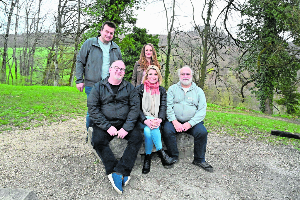 Eine «Herzensangelegenheit»: Hinten Lukas Kohler und Rhea Sieber, vorne Reto Baumgartner (l.), Anita Vögtli und Hanspeter Rutschmann von der Rehkitzrettung Dorneckberg. Foto: zVg
