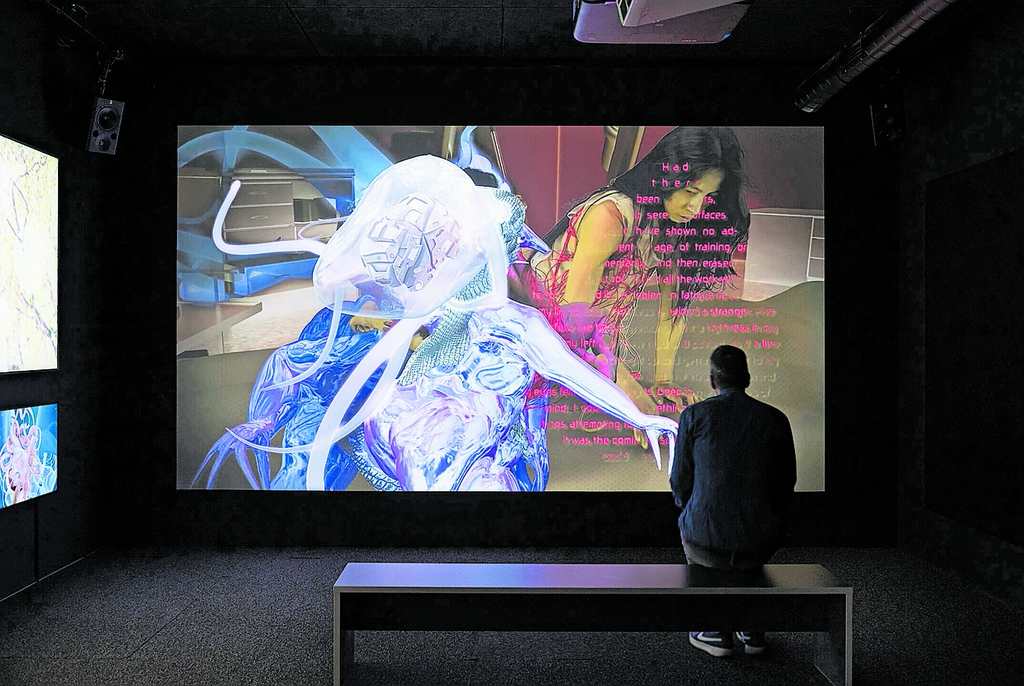 Kombination aus Technologie und organischen Körpern: Ein Besucher beobachtet das Werk «Metabolic Hardware» von Johanna Bruckner.
