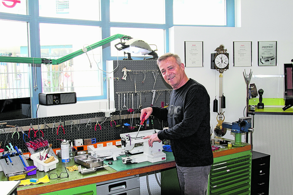 Am Tüfteln: Harry Steiner in seiner Werkstatt.
