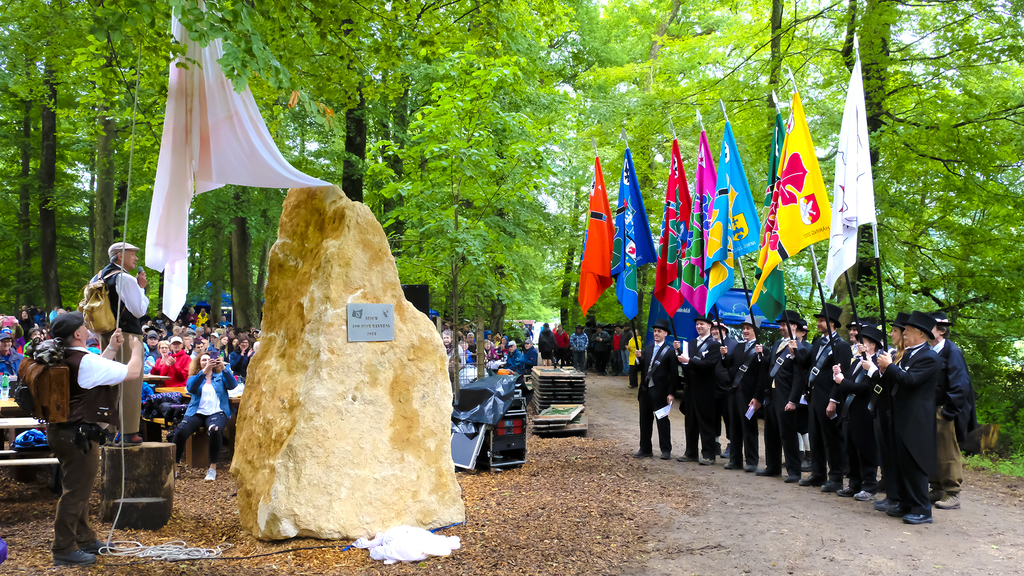 Enthüllung des «Aescher Matterhorns»: Thomas Schmidli (l.) hebt im Beisein von Bannerherren und -damen sowie dem Aescher Banntagsvolk das Tuch über dem Jahrhundertstein, der künftig die Fahnenburg sein wird.  Fotos: Thomas Brunnschweiler
