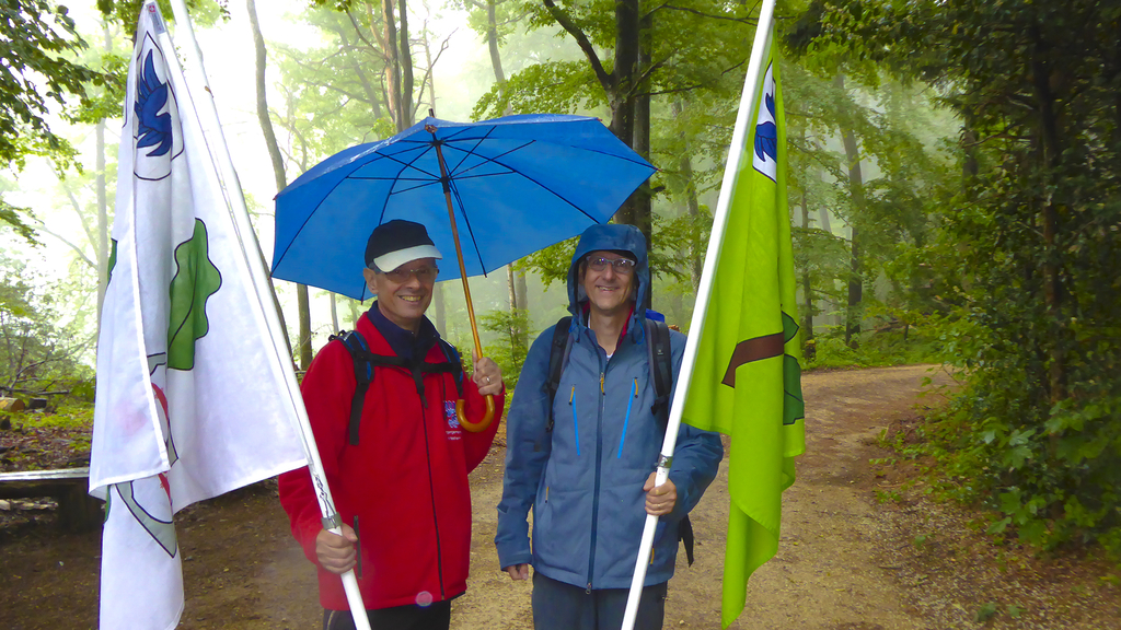 Fahnenträger: Bruno Holzer (l.) und Thomas Hagen wiesen den Weg.