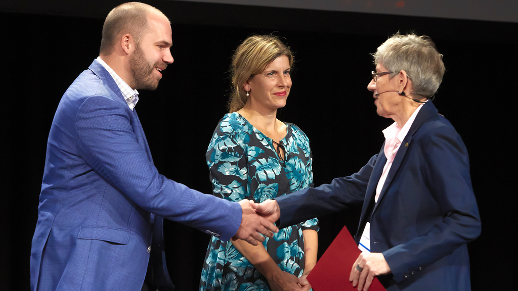 Zeremonie in St. Gallen: Jury-Mitglied Susi Saxer von der Fachhochschule St. Gallen (r.) überreicht Marc Boutellier und Gaby Zbinden stellvertretend für die Stiftung Hofmatt Münchenstein den Viventis-Pflegepreis 2018.  Foto: ZVG
