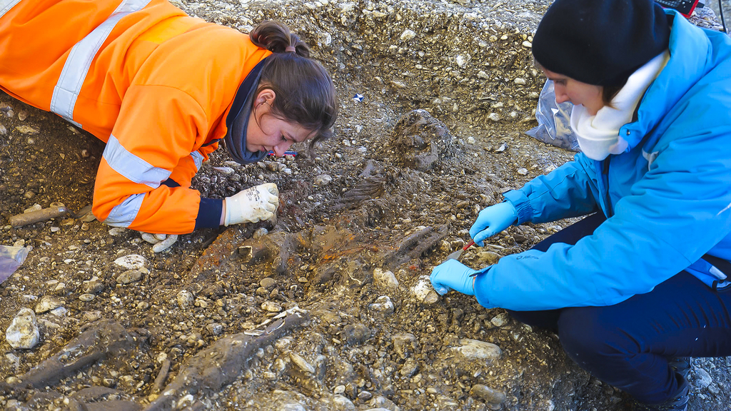 «Archäologisches Eldorado»: Die Archäologinnen legten an der Baselstrasse ein Männergrab frei und stiessen dabei auf ein Schwert und ein Keramikgefäss, die dem Grab beigelegt wurden. Fotos: ZVG / Archäologie Baselland
