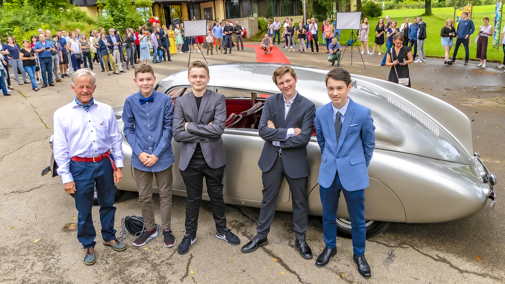 Zum ersten Mal: Schick angezogen warten die vier Jungs vor dem Luxusauto auf ihre Abendbegleitung. Foto: Heiner Leuthardt