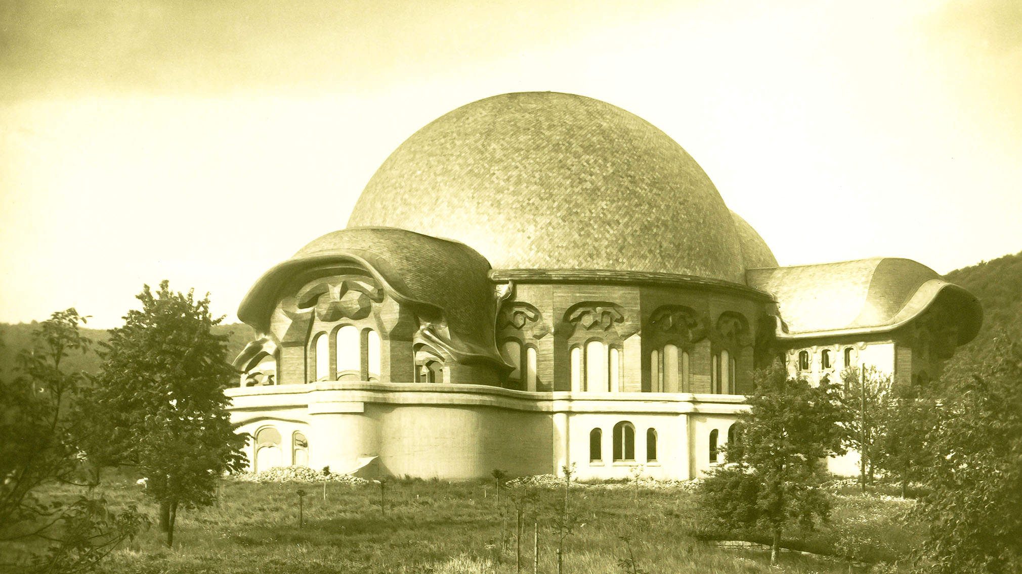 Existierte nur zwei Jahre: Der erste Holzbau wurde an Silvester 1922 durch ein Feuer zerstört. Foto: O. Rietmann/Rudolf Steiner Archiv
