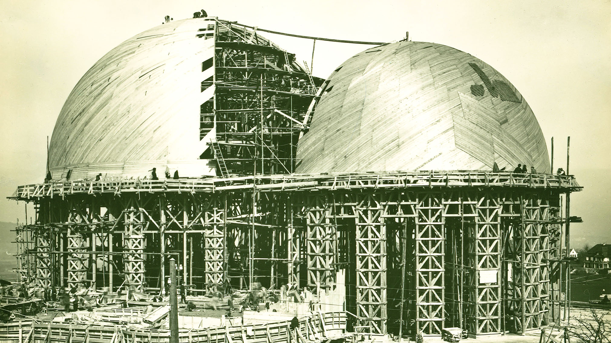 Bauzeit um 1914: Die sich gegenseitig durchdringenden Kuppeln sind hier gut zu erkennen. Foto: O. Rietmann/Rudolf Steiner Archiv