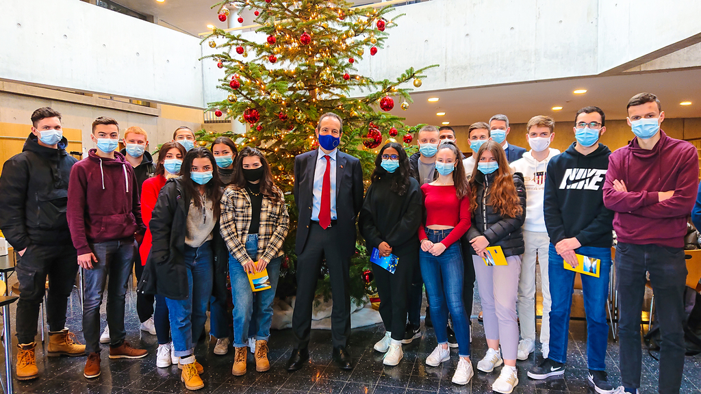 Gut vorbereitet: Die Drittklässler stellten dem EU-Botschafter (Mitte) zahlreiche Fragen. Fotos: Tobias Gfeller
