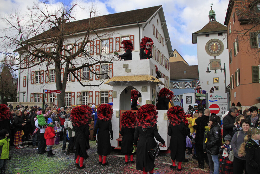 Rot Waggis vor dem Stadthaus: Von diesem Ort wussten die Laufner Fasnächtler so einiges zu berichten. Fotos: Martin Staub
