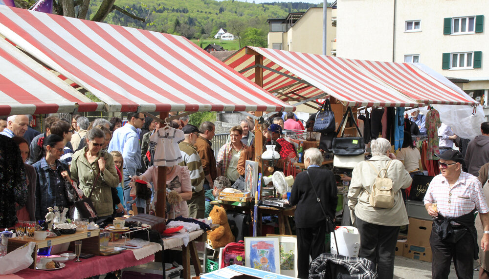 Flohmarkt beim Birscenter: Wie überall proppenvoll. Fotos: Martin Staub
