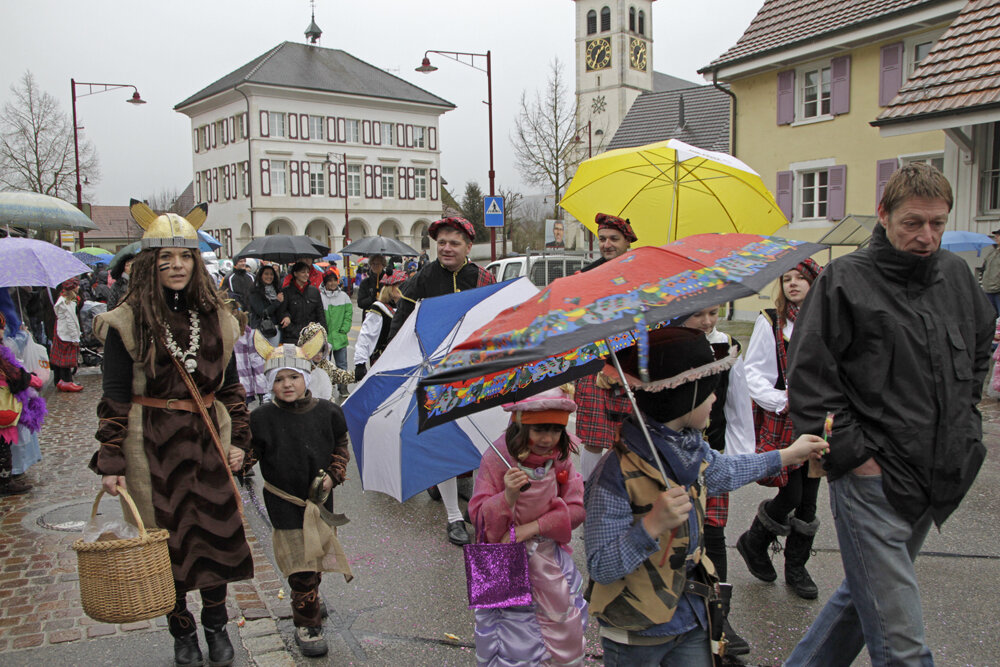 Die Fasnacht beginnt wie üblich mit dem Umzug durchs Dorf. Fotos: Martin Staub