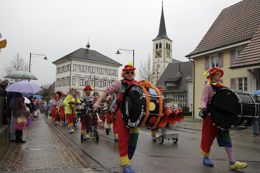 Aufwärmen für die eigene Fasnacht: Gäste der Schwanenzunft aus Liesberg.