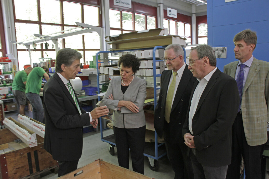 Betriebsführung: Xaver Allemann (l.) zeigt seinen Gästen Details eines Präzisionsschlosses. Regierungsrätin Esther Gassler, Marius Haberthür (Hakama), Max Käsermann (Forum Regio Plus) und Marc Pfister (Stebler+Co.) (v. l.) zeigen Interesse. Fotos: Martin Staub
