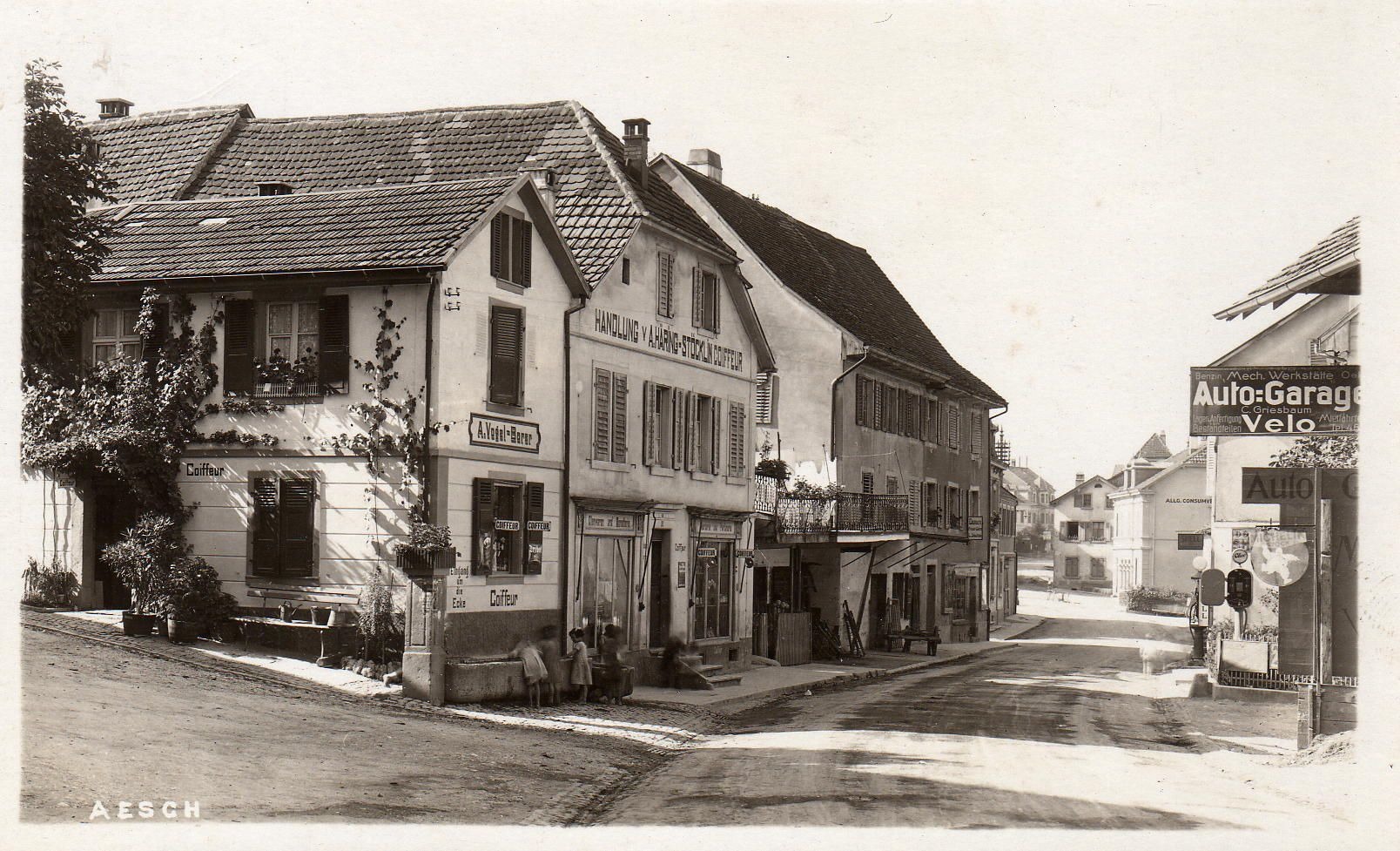 Geschäfte im Dorfkern: Diese historische Aufnahme zeigt sowohl einen Coiffeursalon als auch eine Autogarage.
