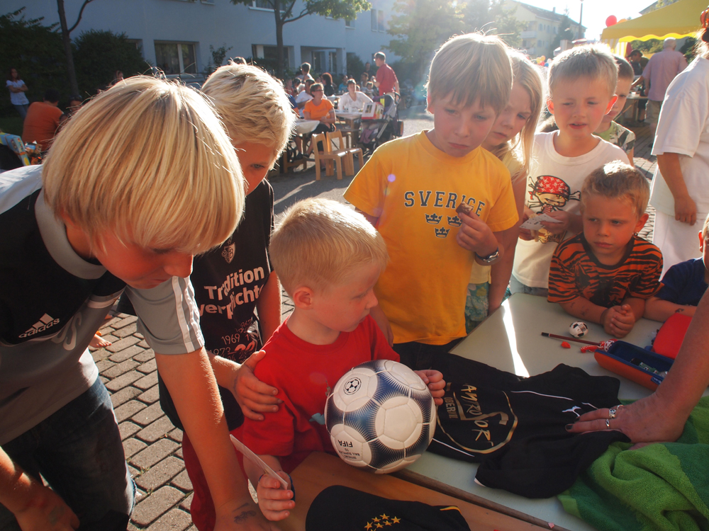 Spielen, basteln, fröhlich sein. Rundum gute Stimmung am Oase-Fest. Fotos: Tobias Gfeller