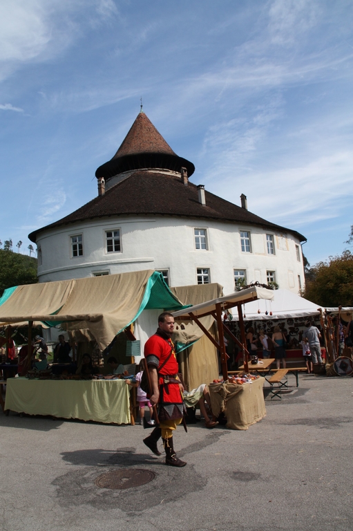 Markt: Vor dem Schloss bieten verschiedene Marktfahrer ihre mittelalterliche Ware feil. Markt: Vor dem Schloss bieten verschiedene Marktfahrer ihre mittelalterliche Ware feil.