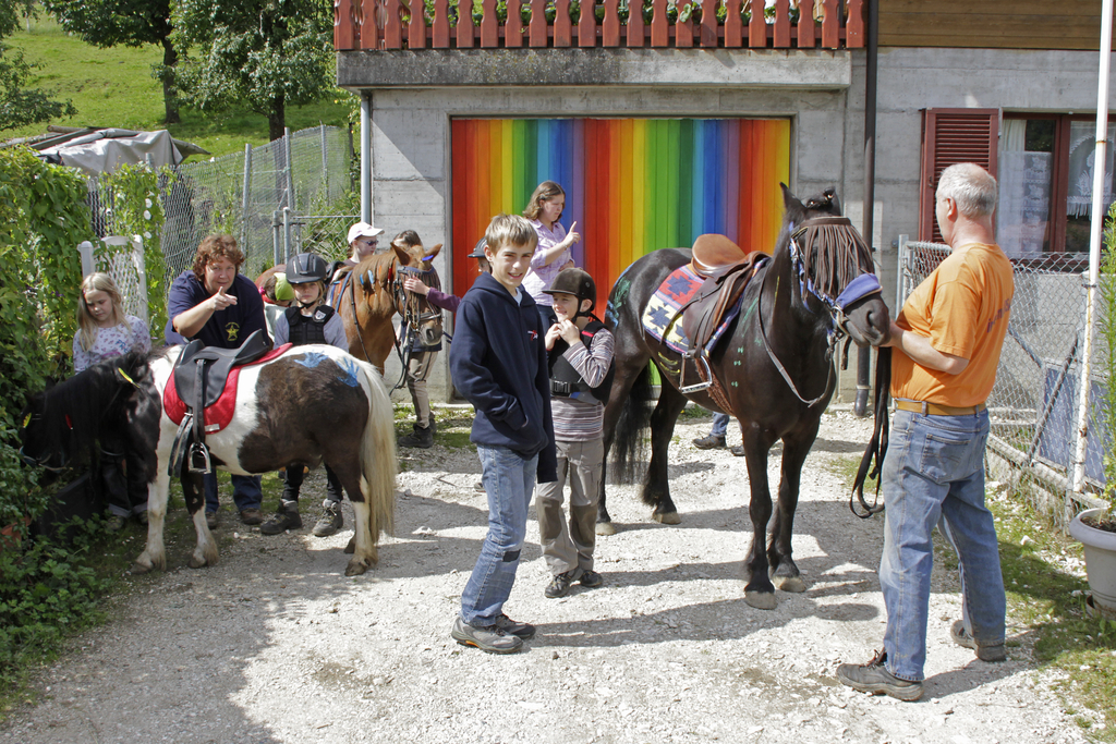 Die Indianer steigen aufs Pferd: Die Ponys von Ella Stegmüller (l.) sind «putzt und gstrehlt» für den Indianerausritt.  Fotos: Martin Staub
