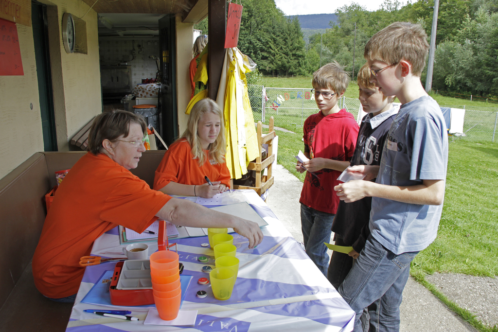 Legt auch selbst Hand an: Ferienpassverantwortliche Cécile Jenzer in der «Ferien-Werk-Stadt» in Brislach (l.).
