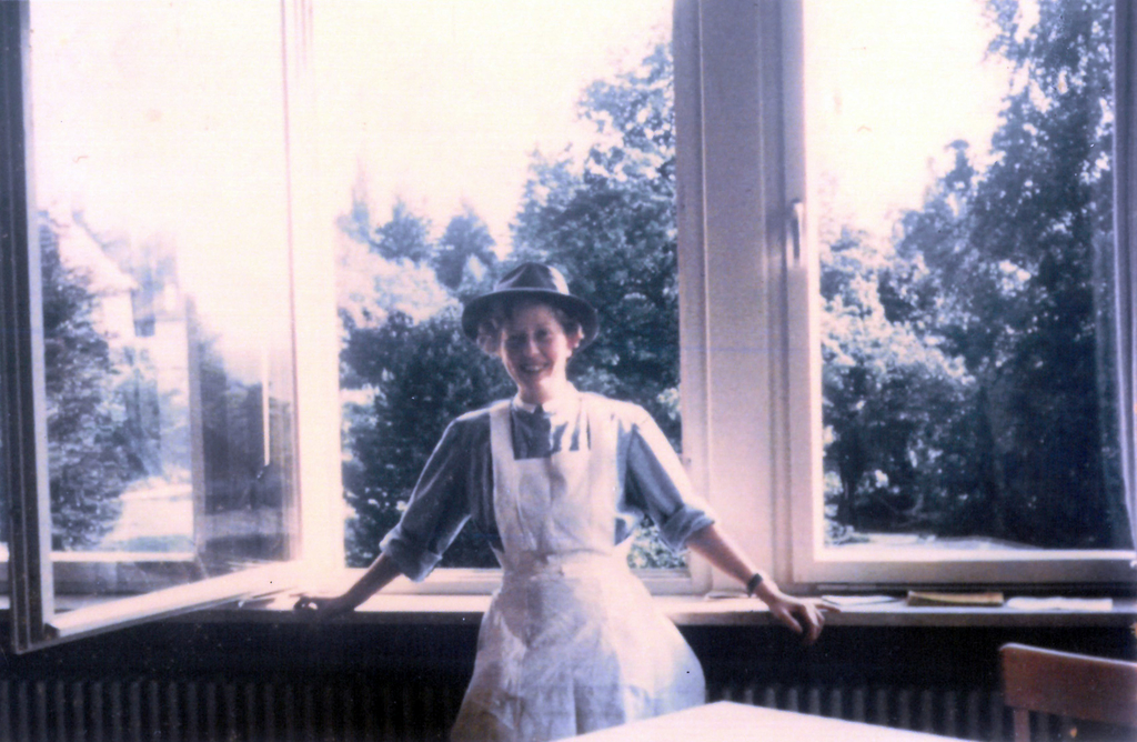 Vintage: Die junge Krankenschwester Angela Terp «mit dem Hut von Mister Macanelly aus Canada», wie auf der Aufnahme von 1958 zu lesen ist. Foto: zVg
