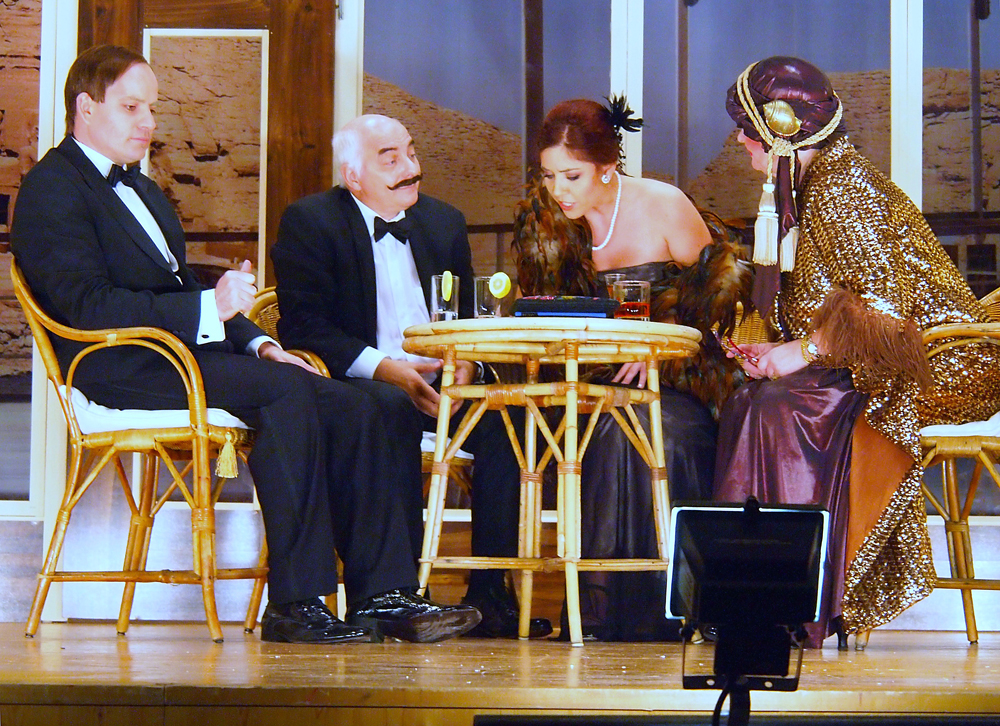 1. Foto: Simon Mostyn, Ehemann des 1. Mordopfers (Mattias Messerli), Detektiv Hercule Poirot (Klaus-Dieter Gronwald), Kay Mostyn,1. Mordopfer (Barbara Balzli), Helen Foliot, dauerbetrunkene Schriftstellerin (Trudy Vögtli).  Foto: Tobias Gfeller