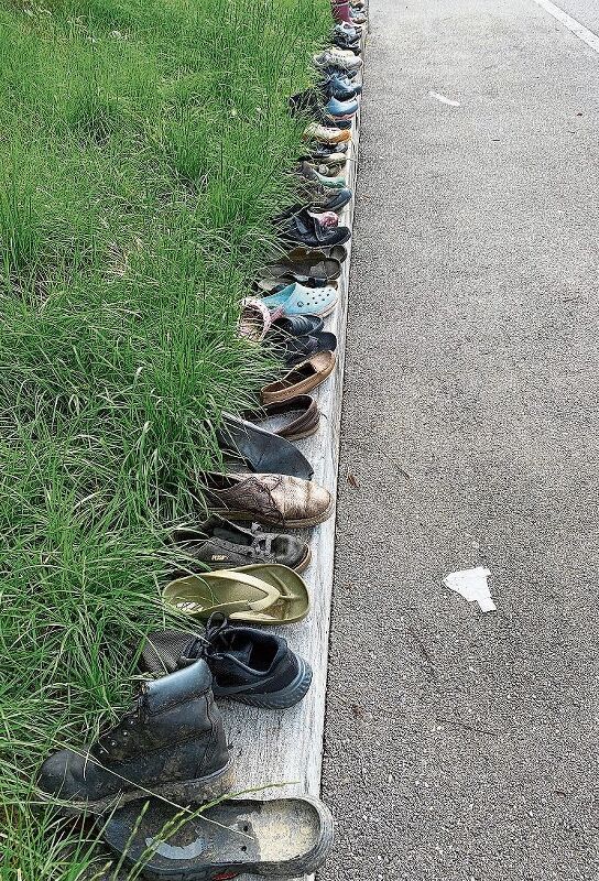In Reih und Glied: Wer einen oder mehrere Schuhe vermisst, könnte am Brosiweg 45 fündig werden. Fotos: Susan Gallati
