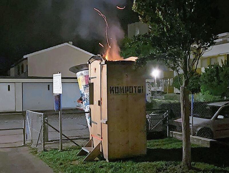 In Flammen: Bereits zum zweiten Mal brannte ein Toilettenhäuschen im dicht besiedeltem Wohngebiet. Fotos: zVg
