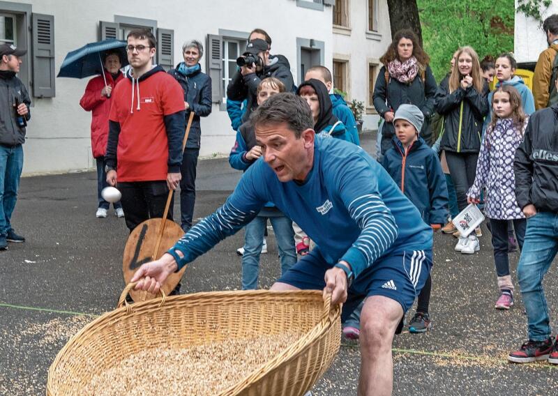 Volle Konzentration: Fänger Balz Stückelberger gibt alles dafür, dass die Eier in der Wanne landen.
