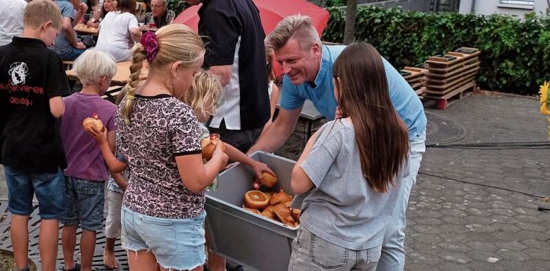 Da greift man gerne zu: Claude Meyer verteilt die 1.-August-Weggli an Kinder und Junggebliebene.