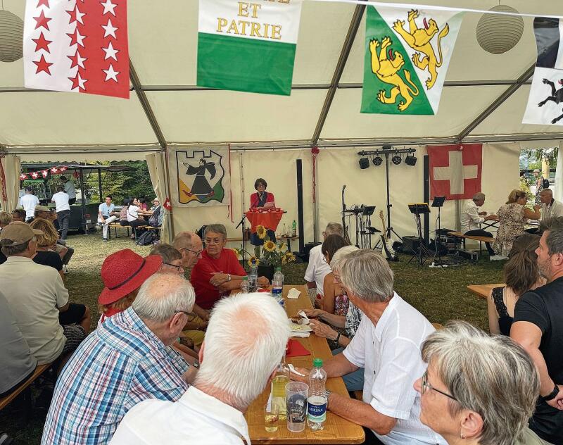 Festzelt: Die rund 300 Besucherinnen und Besucher lauschten der Laudatio.
