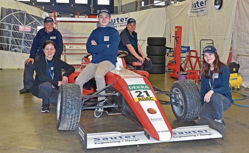 Teilen die Leidenschaft für den Rennsport: Fahrer Michael Sauer (Mitte), Mutter Miyuki (l.), Grossvater Roland (hinten l.), Vater Stephan und Michaels Schwester Karin. Fotos: Fabia Maieroni
