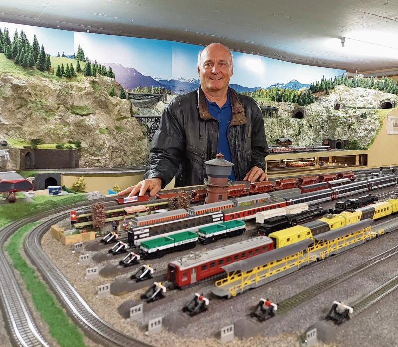 Eine dritte Anlage ist geplant: Peter Schreiner hat mit dem Schüler Modelleisenbahn Club Münchenstein ein Freizeitangebot für Jugendliche schaffen. Fotos: Jeannette Weingartner
