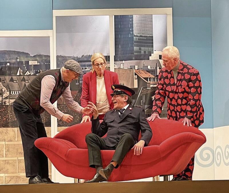 Heiter-lustig bis schmerzhaft-komisch: Die Schemeli-Bühne in ihrem Element. Fotos: Axel Mannigel
Heiter-lustig bis schmerzhaft-komisch: Die Schemeli-Bühne in ihrem Element. Fotos: Axel Mannigel