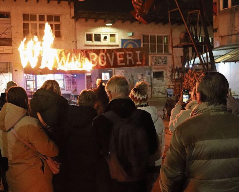 Höhepunkt des Abends: Nach dem Anzünden eines Brown-Boveri-Banners erscheint ...
