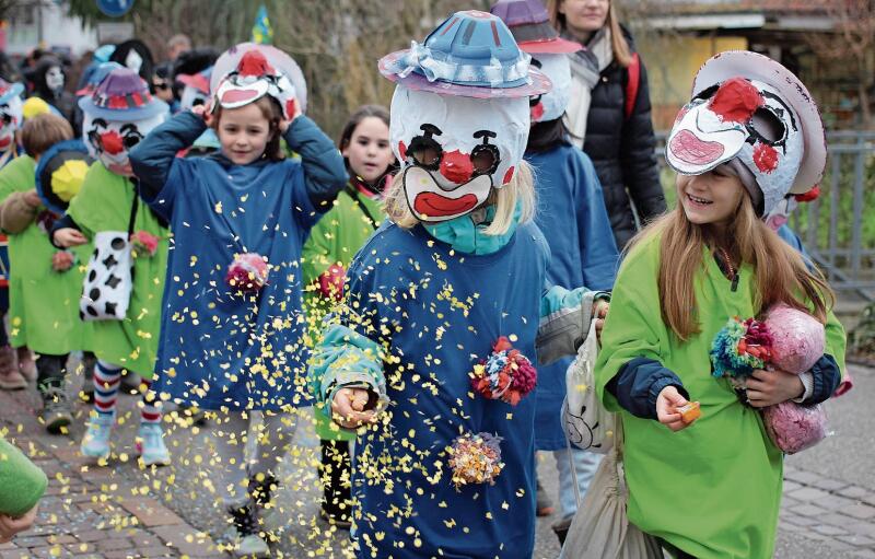 Räppli-Regen: Einige in Blau und Grün gekleidete Clowns verteilten auf ihren Runden Räppli – und belohnten die Zuschauer dafür mit Süssigkeiten.
