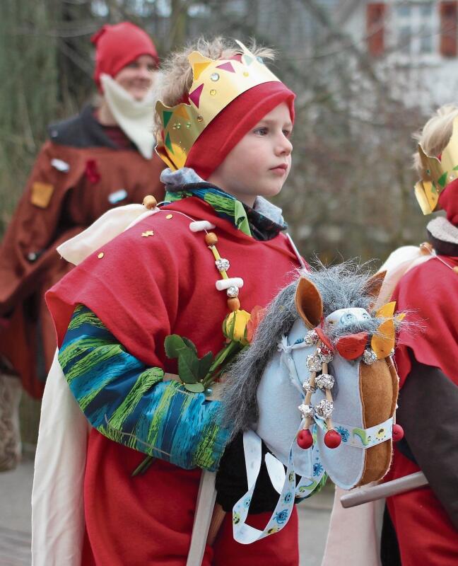 Wie aus dem Märchen: Prinzen und Prinzessinnen ritten hoch zu Ross durch den Arleshei-mer Dorfkern.
