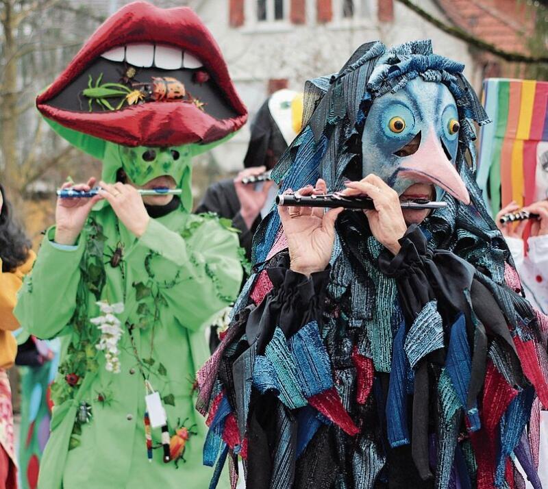 Arabi, vorwärts, Marsch! Die Chinderfasnacht wurde von einem Schyssdräggzügli beglei-tet.
