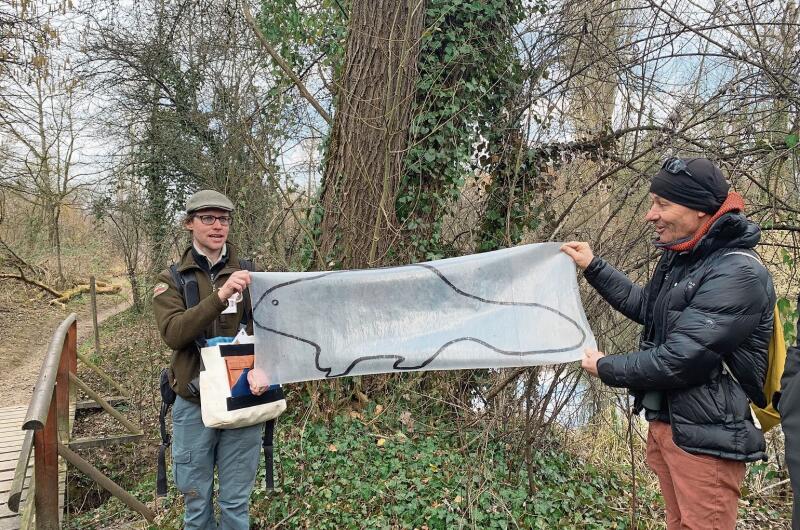 Grösser, als man denkt: Ranger Yannick Bucher (links) veranschaulicht mit einem Teilnehmer die wahre Grösse eines ausgewachsenen Bibers. Foto: Florin Bürgler
