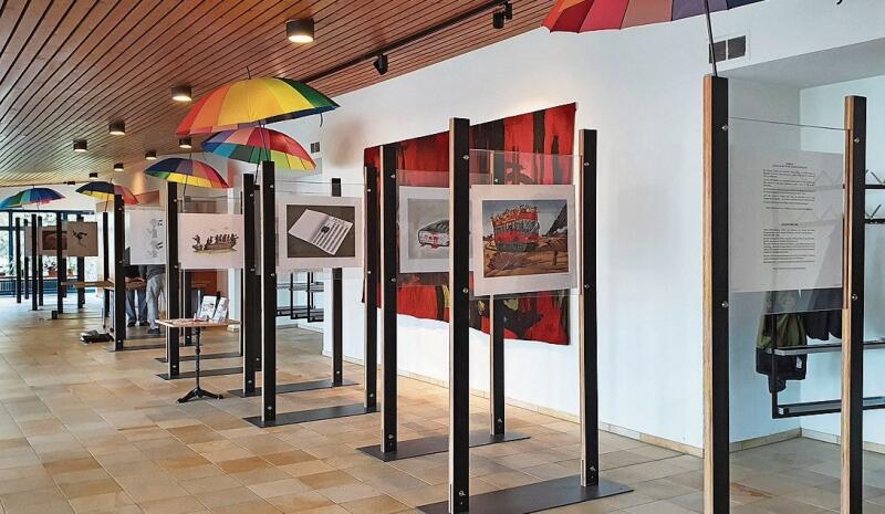 «Die Menschen sollen die Bilder auf sich wirken lassen»: 28 Cartoons einer Wanderausstellung stehen zurzeit im Foyer der Kirchgemeinde. Foto: Annina Rast/zVg 
