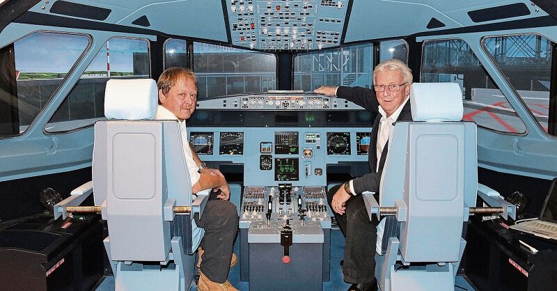 Im Cockpit: Urs Schmidlin (l.) und Peter Riesterer im Airbus A320-Simulator. Fotos: Gaby Walther

