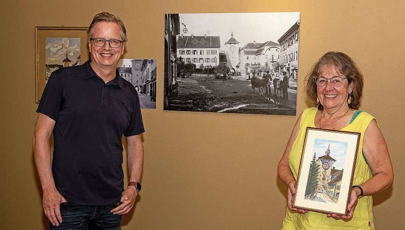 Alte Fotos vom Obertor: Präsentiert von Lilli Kuonen, Präsidentin Museumsverein Laufental, und Felix Stähli, Präsident Verkehrsverein Laufen. Fotos: Martin Staub