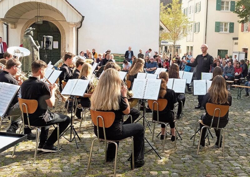 Zusammenspiel: Bläserensemble «Fortissimo» der Musikschule unter dem Dirigat von Reto Vogt. Fotos: Thomas Brunnschwiler
