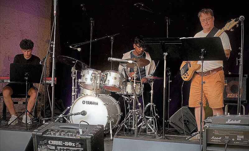 Standards bis Funk: Die Musikschülerband C’N’J &amp; Hitchhikers mit Musiklehrer Johannes Gutfleisch in der Hinteren Gasse.
