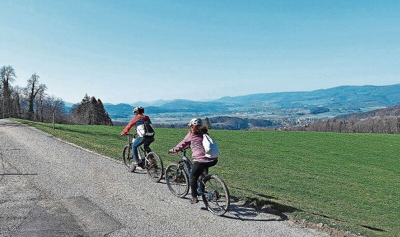 «E-Bike-Land Nordwestschweiz: Baselland Tourismus und Tourismus Schwarzbubenland fördern mit attraktiven Touren sowie einem Netz von Ladestationen für E-Bikes die Attraktivität der Region.
