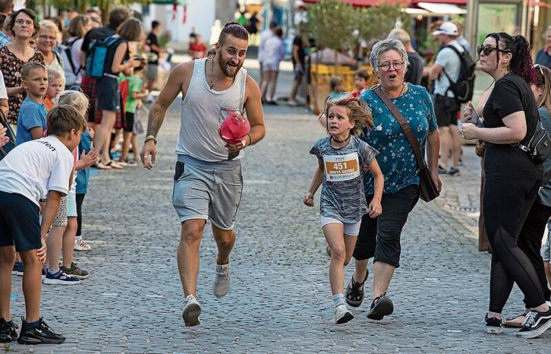 Ins Ziel begleiten: Alle drei geben Vollgas.
