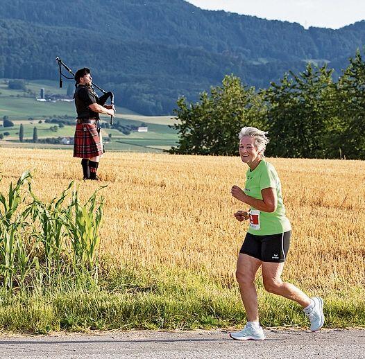 Höhepunkt und halbe Strecke: Der Dudelsackspieler sagts mit Musik. Fotos: Martin Staub
