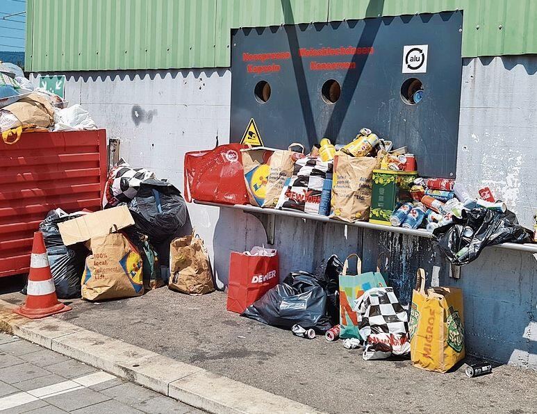Chaos: Vor dem Entsorgungszentrum türmen sich Abfallberge. Foto: zVg