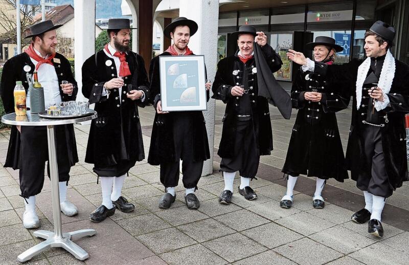 Fasnachtsplaketten: Um 11.11 Uhr wurden sie durch Yannic, Michi, Robin, Dominik, Petra und Claudio (v.l.) enthüllt. Foto: Carlo Lang