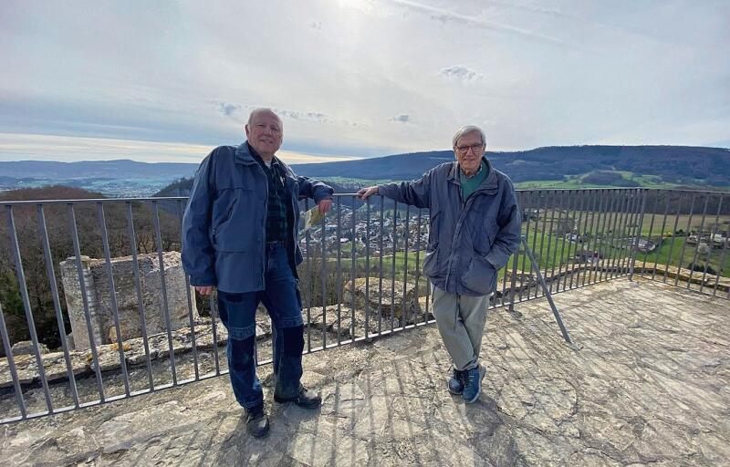 Geniessen den Weitblick von der Burg: Vorstandsmitglieder des binationalen Vereins ProLandskron  Marcel Pflüger (l.) und Jürg Tischhauser.
