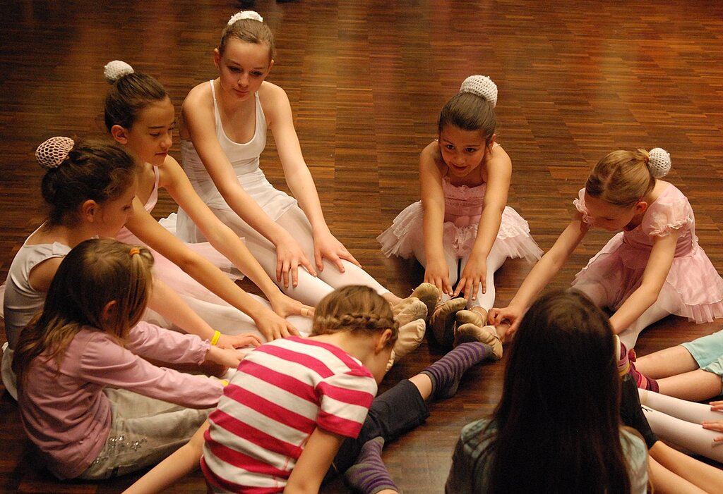 Filigran: Kleine Primaballerinas begeisterten junge Mädchen. Fotos: Melanie BrêchetAdlerauge: Am Schiessstand war ein ruhiges Händchen gefragt.Vollmontur: Auch ohne Eis konnten die Kinder Eishockeyluft schnuppern.